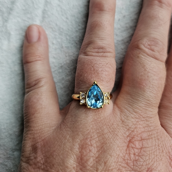 Avon Blue Topaz Teardrop Ring With Clear Rhinestones, Goldtone, Size 8, NWOT - Picture 3 of 10